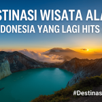 destinasi wisata alam Indonesia 2025, menampilkan pemandangan kawah danau berwarna biru kehijauan dikelilingi pegunungan saat matahari terbit, dengan teks besar berbahasa Indonesia 'Destinasi Wisata Alam di Indonesia yang Lagi Hits 2025'.