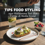 Meja dengan hidangan bergaya food styling profesional di bawah cahaya alami dengan peralatan estetik.