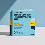 Microphone podcast di meja dengan laptop menampilkan waveform audio, catatan episode, dan suasana studio rumahan