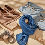 Seorang perempuan berhijab dengan outfit simple bernuansa netral, membawa tote bag, tampak siap beraktivitas